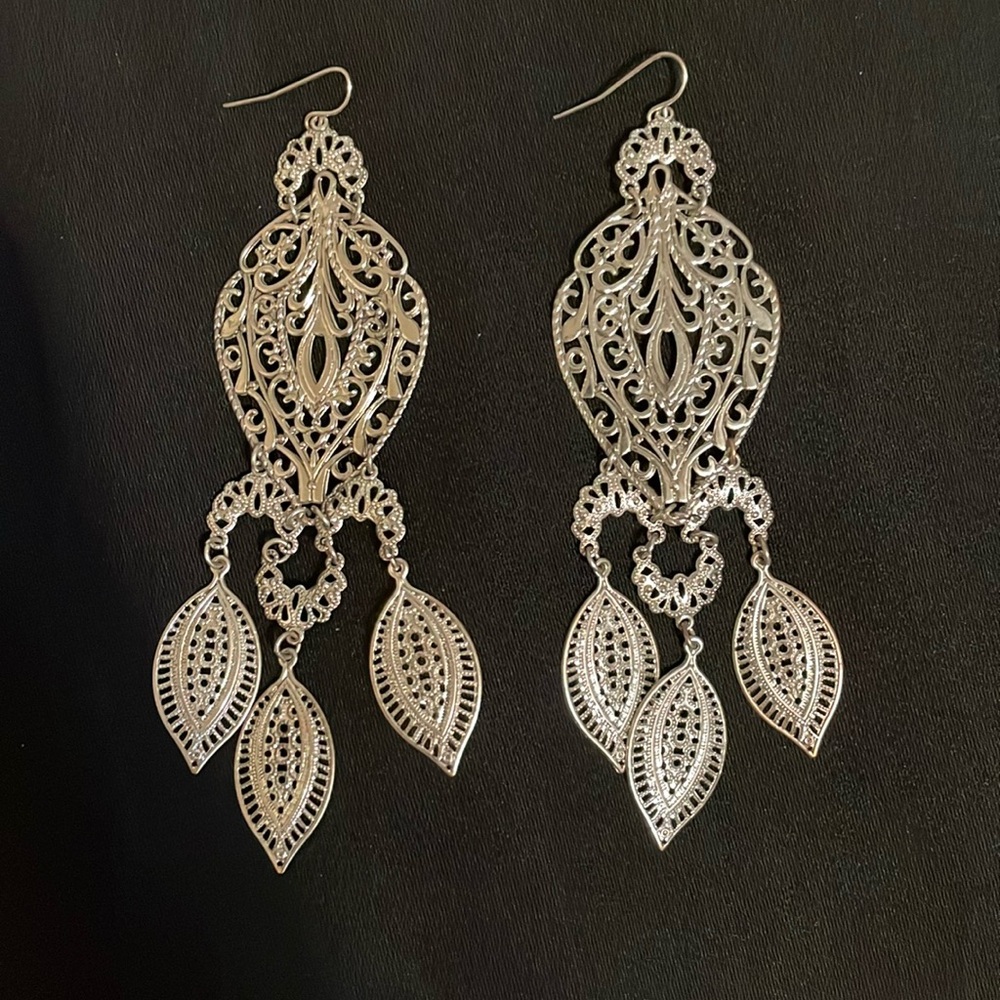 Silver, lightweight earrings 🤍